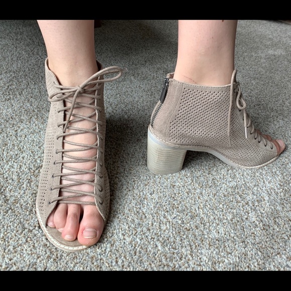 Shoes - Picture 5 of 7